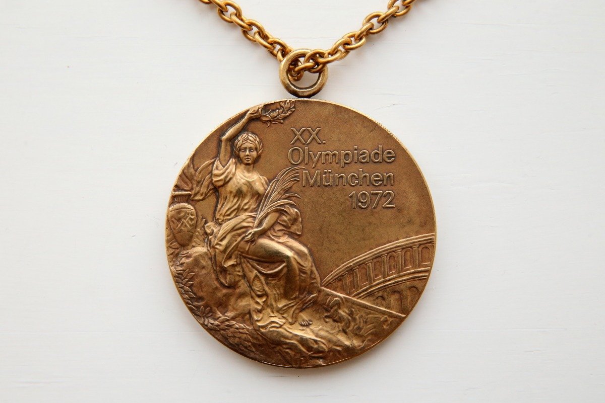 Золотая медаль советской гимнастки Ольги Корбут. Фото: Владимир Гердо / ТАСС