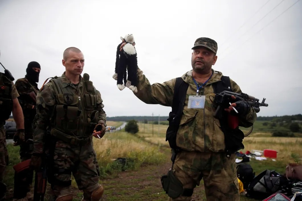 2014 год. Сепаратисты на месте крушения «Боинга». Фото: Reuters