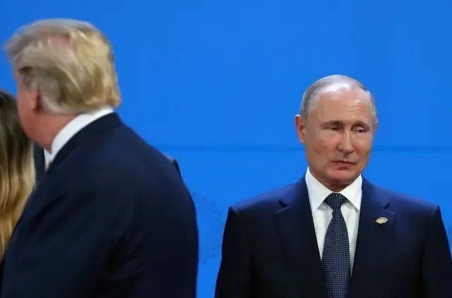 Дональд Трамп прошел мимо Владимира Путина во время первой встречи лидеров двух стран. Фото: Reuters