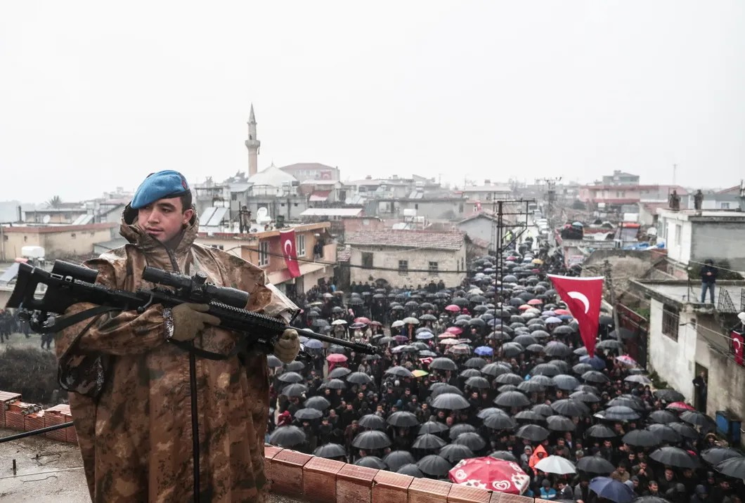 Снайпер обеспечивает безопасность в Хатае (Турция) на похоронах солдата Эмина Йылдырыма, убитого авиаударом САА. Фото: EPA