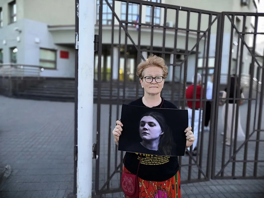 Активистка у здания Люблинского районного суда суда с портретом Анны Павликовой (фото предоставлено активистами)
