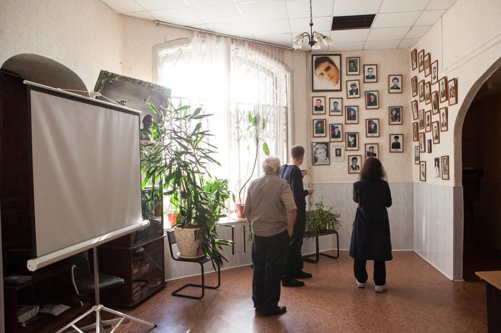 Фотографии в офисе «Солдатских матерей». Фото: Елена Лукьянова / «Новая газета»