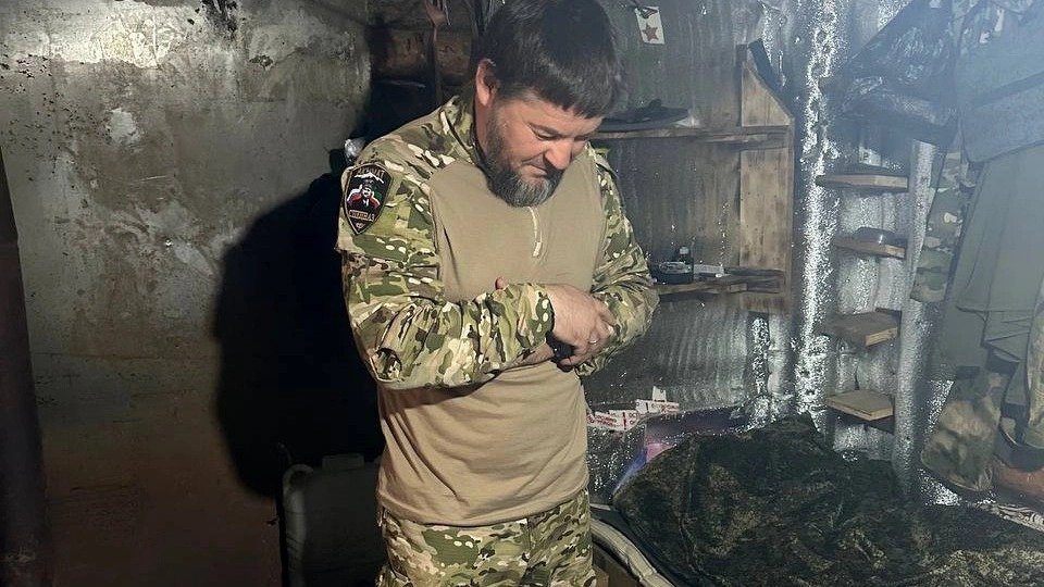 СМИ: миллиардные активы «дочек» иностранных компаний получил чиновник, отслуживший «краткосрочный контракт» в чеченском батальоне «Ахмат». Он рассказывает, как монетка с Путиным спасла ему жизнь на фронте
