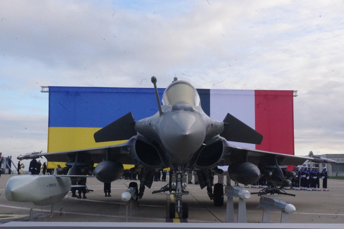 Рафаль», самый современный французский истребитель, на авиабазе в Виллакубле — выставлен для церемонии подписания договора. 17.11.2025 Фото: Юрий Сафронов / «Новая газета».