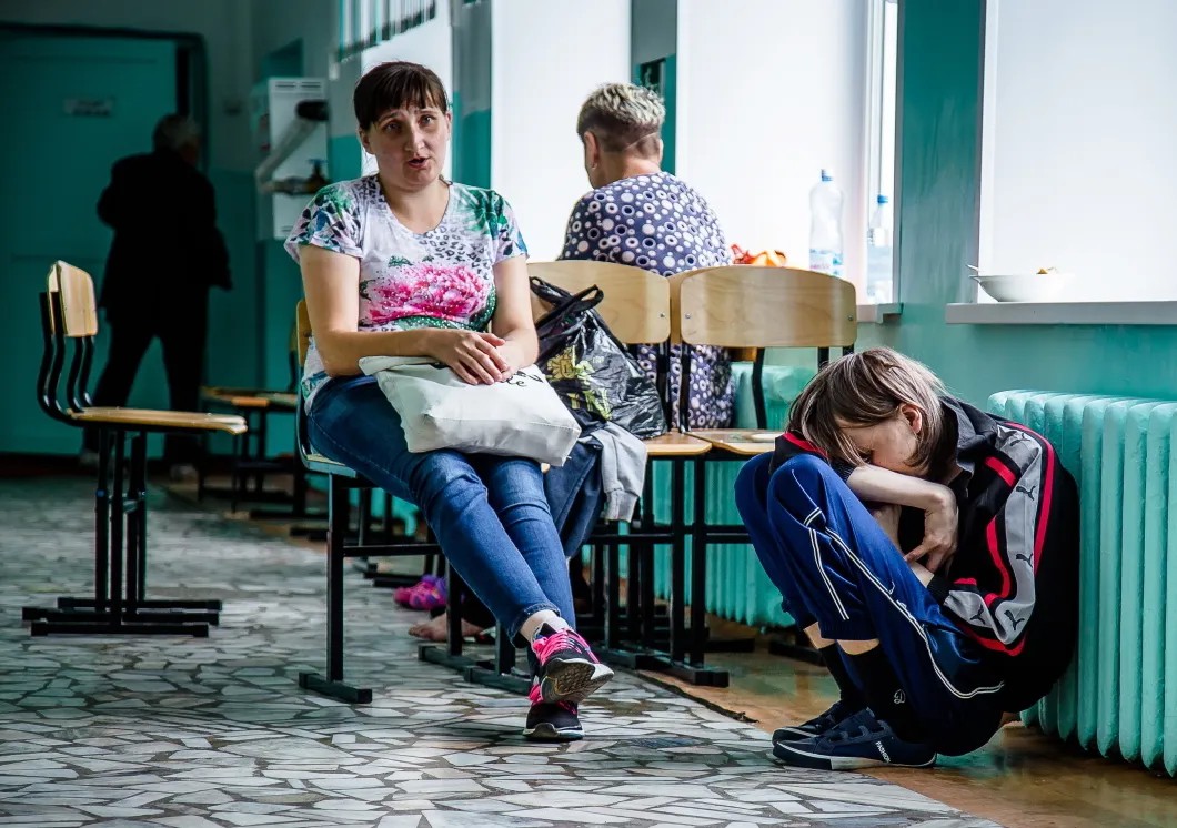 Эвакуированные из опасной зоны в здание местной школы после взрывов на артиллерийском складе в Ачинска, Красноярский край. Фото: РИА Новости