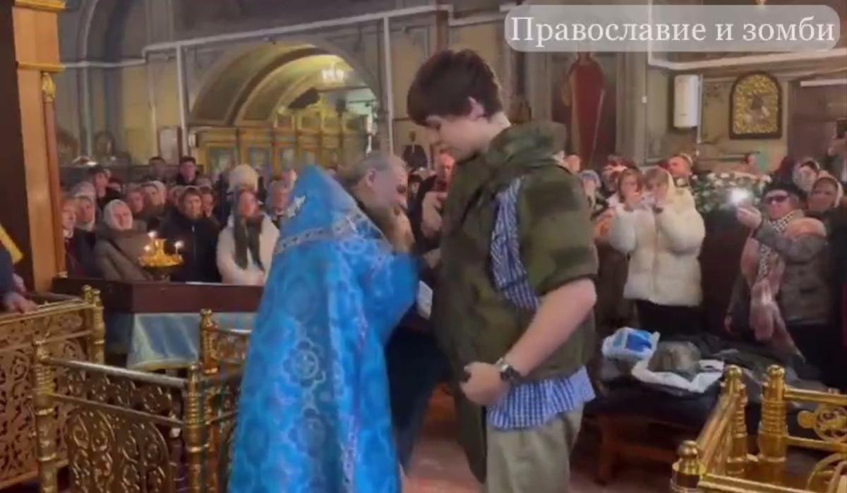 Протоиерей Виталий Кулешов надевание бронежилета. Скриншот: тг-канал «Православие и зомби»