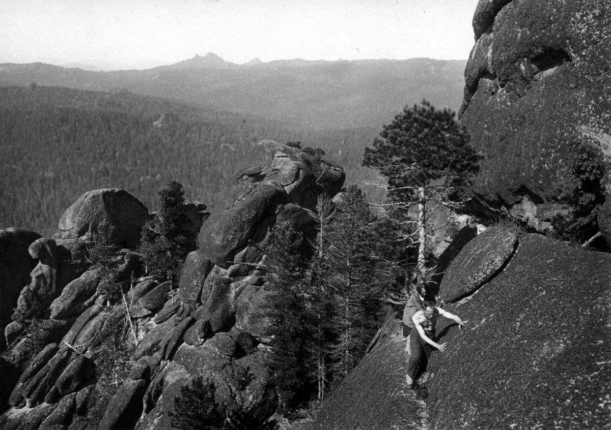 Яворский на скале Крепость (следом идет Надежда Шапир). Фото: архив А. Бабия