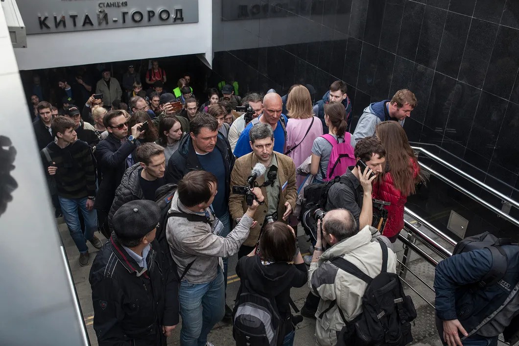 Активист Марк Гальперин (в центре) направляется к Администрации Президента вместе с другими участниками акции. Фото: Влад Докшин / «Новая газета»