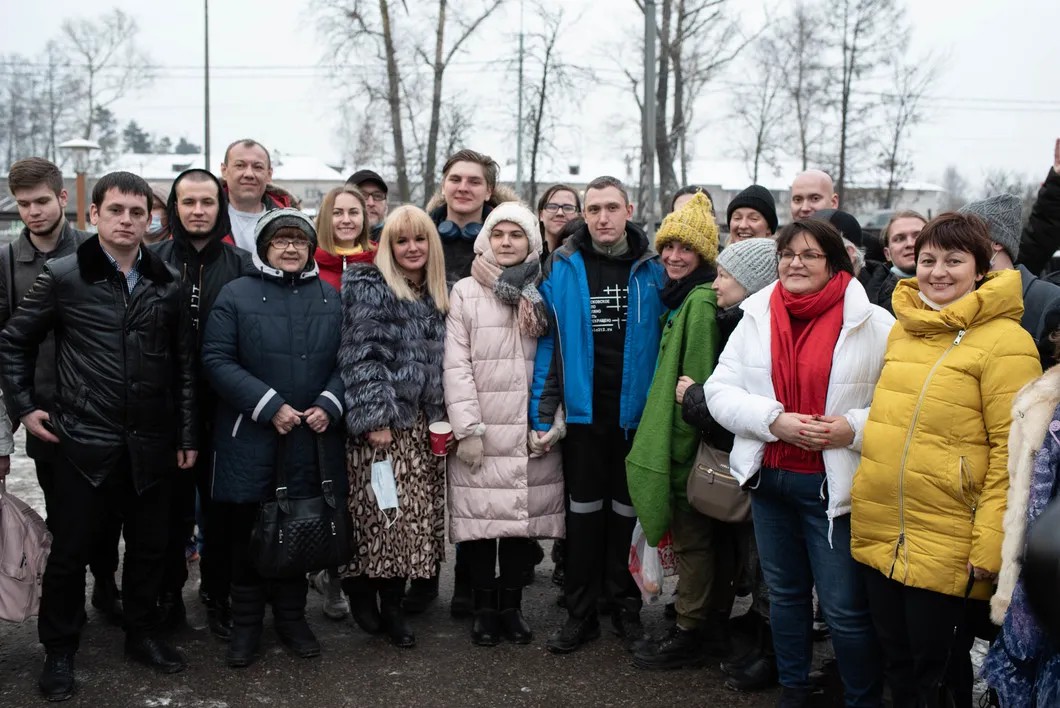 Группа поддержки Кости Котова, встретившая его после освобождения. Фото: Виктория Одиссонова / «Новая газета»