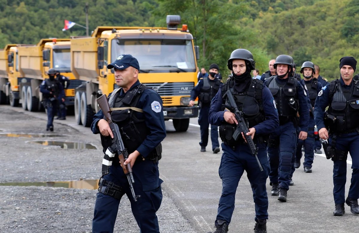 Косовская полиция на административном переходе Ярине между Косовом и Центральной Сербией. Фото: Bojan Slavkovic / ТАСС / AP Photo