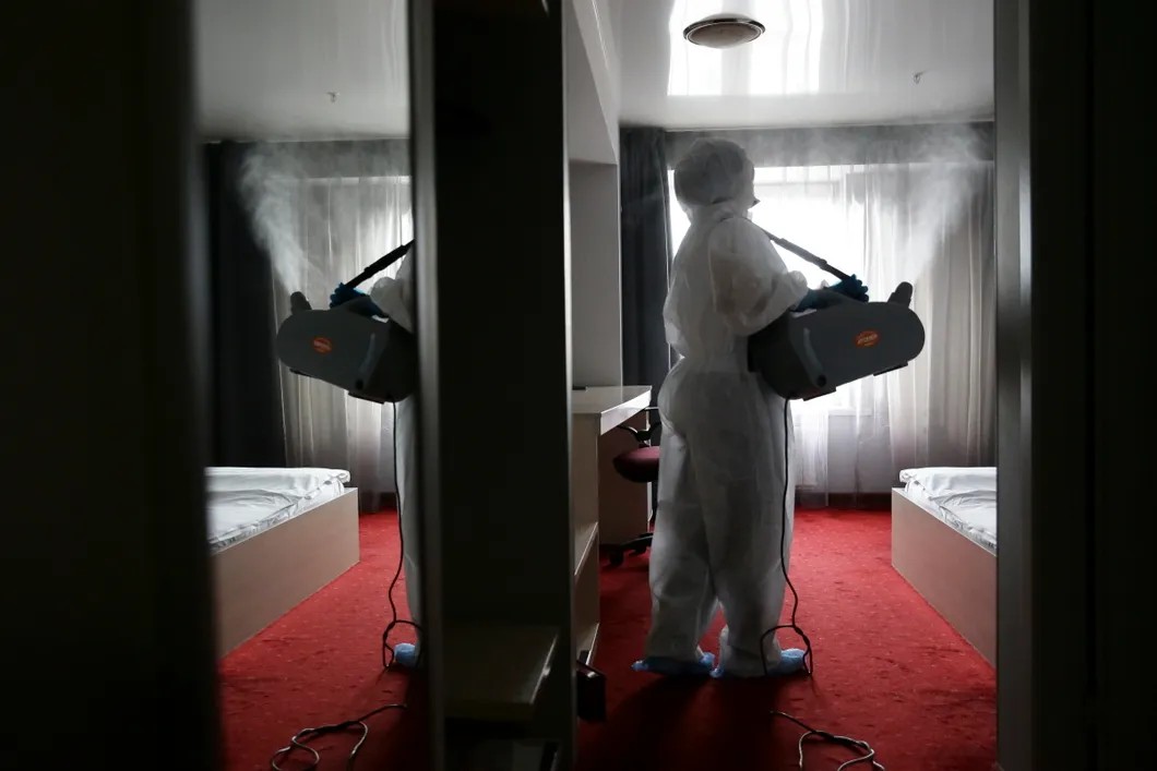 Дезинфекция в отеле во время ковид-пандемии. Фото: Кирилл Кухмарь / ТАСС