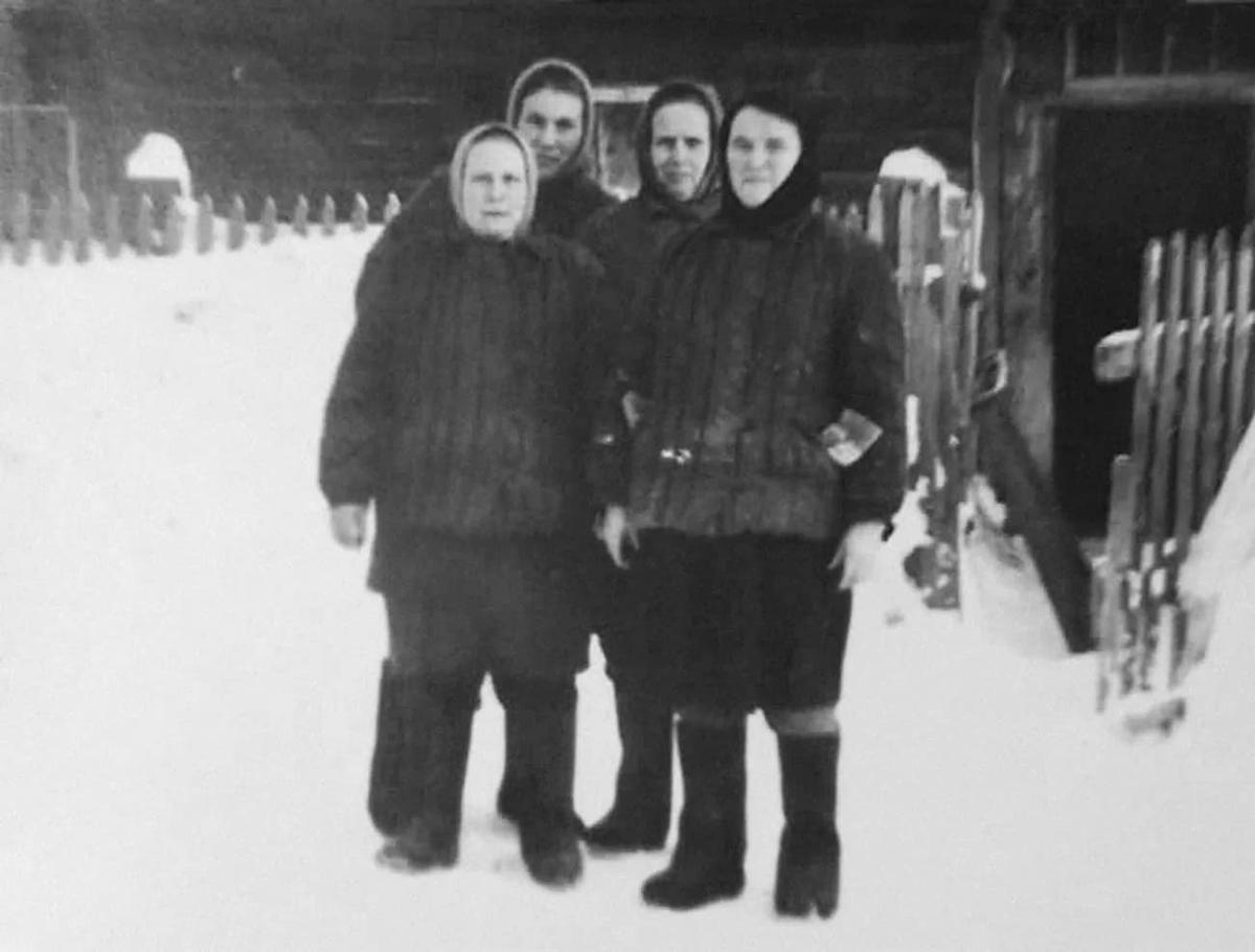 Мать Николая Митькина Фрида Келлер на спецпоселении (слева). Фото: Григорий Вайпан / Facebook