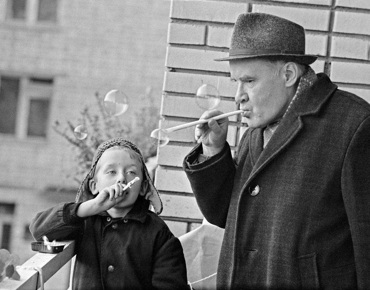 Писатель Николай Носов со своим внуком. Фото: Фотохроника ТАСС