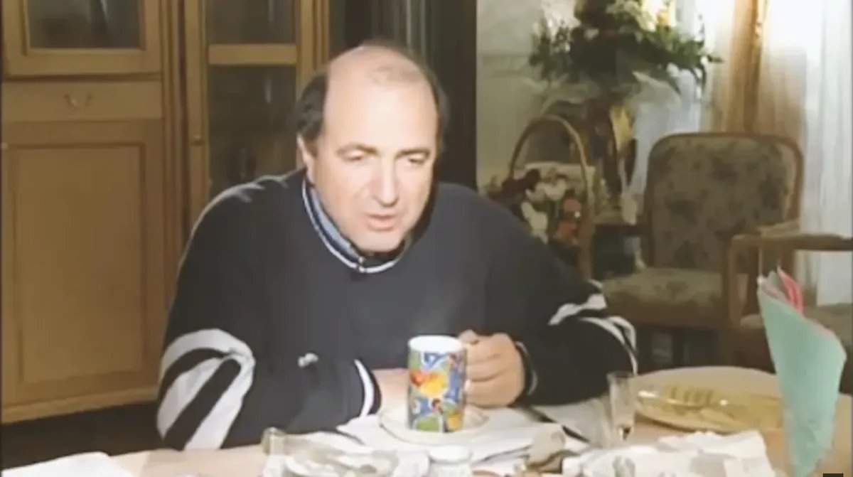 Борис Березовский, в прошлом всесильный олигарх, близкий к «семье». Скриншот из сериала «Предатели»