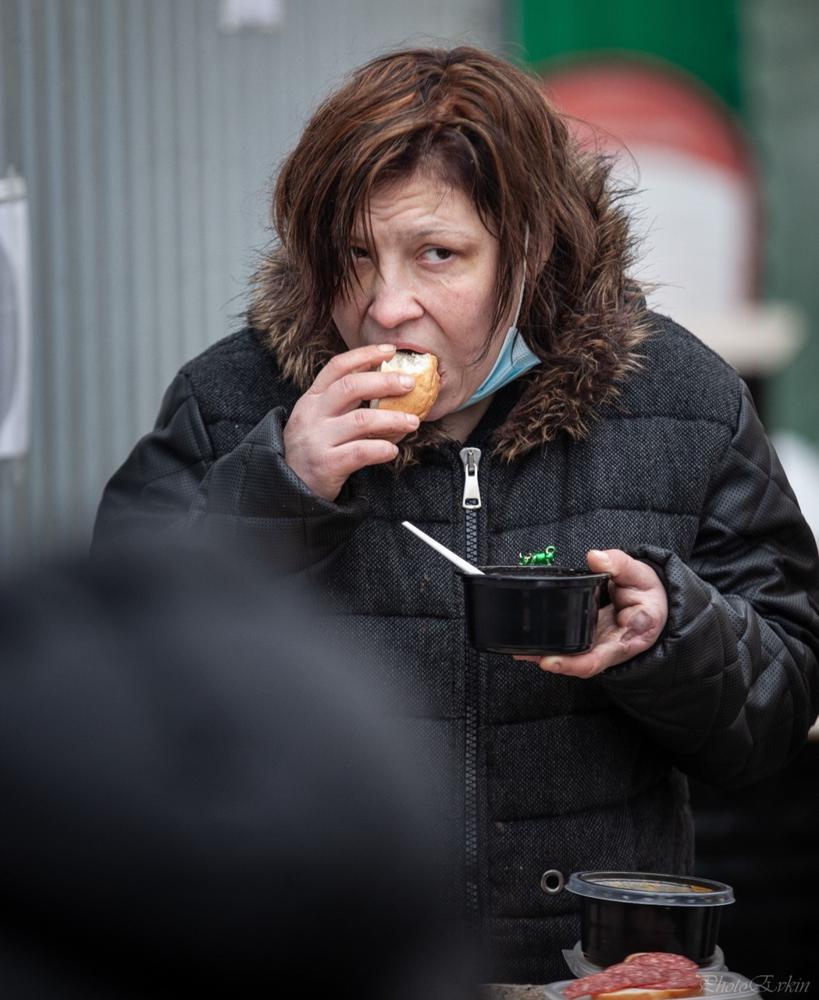 Бездомная женщина на точке горячего питания у трех вокзалов. Фото предоставлено службой «Милосердие» Фотограф: Ева Панова