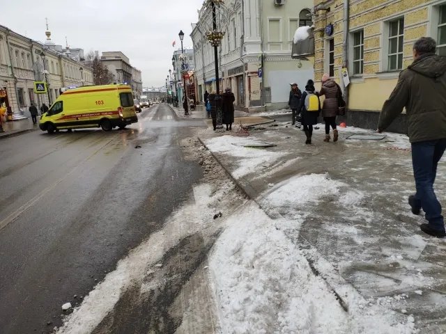 Перекресток Покровки и Девяткина переулка. Траектория движения автомобиля, сбившего людей. Фото: Валерий Ширяев / «Новая газета»