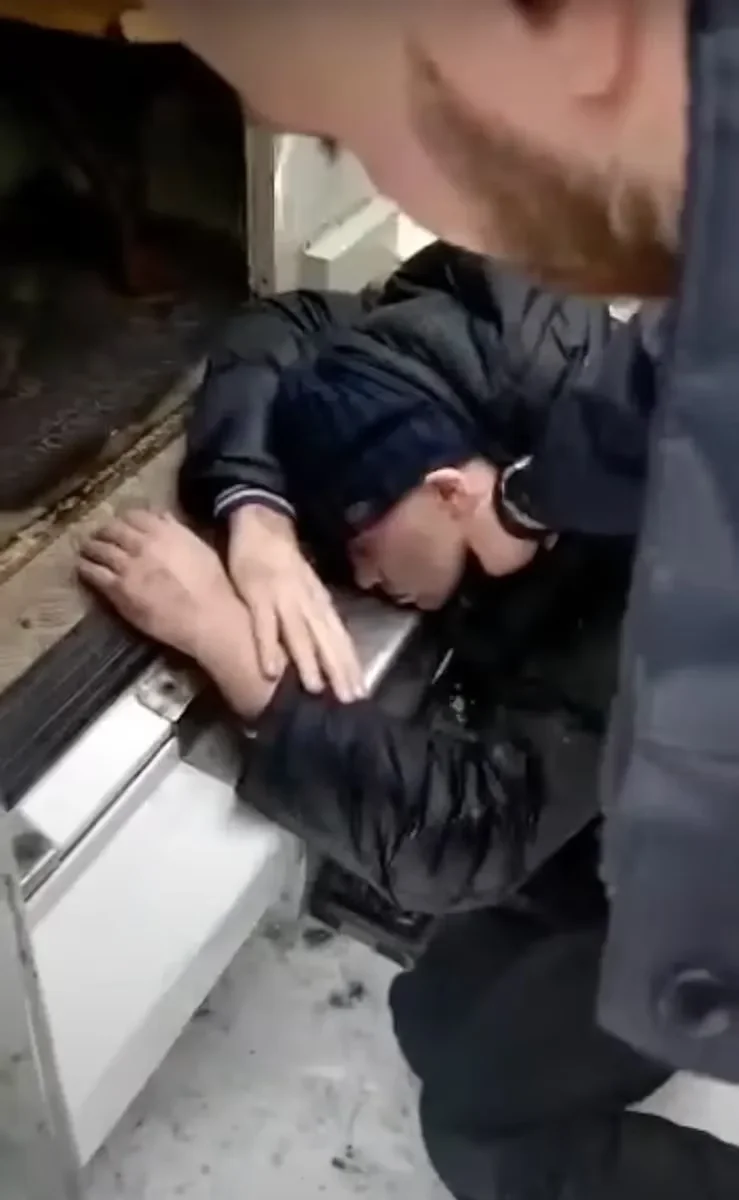 Сергей Шамрин и полицейские. Кадр из видео, снятого женой погибшего Юлией