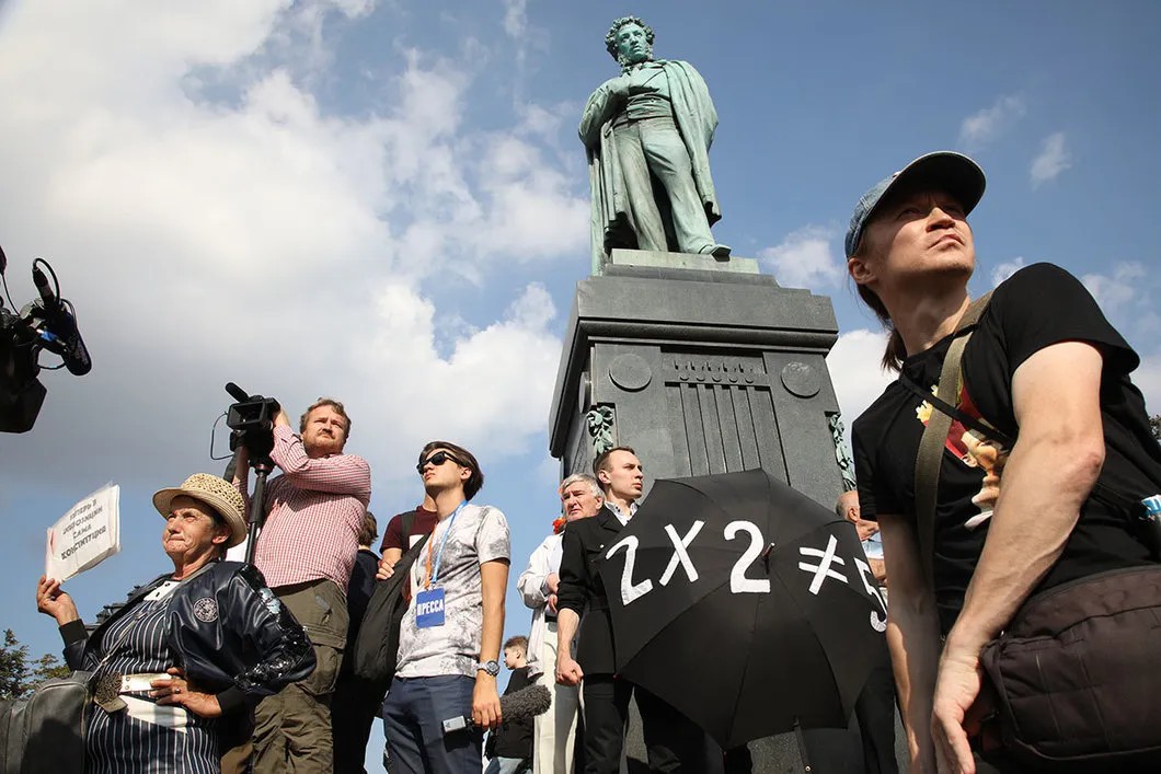 Пушкин и протестующие. Фото: Анна Артемьева / «Новая газета»