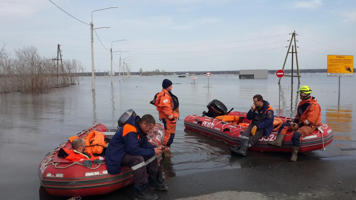 Спасатели у дороги, ведущей к затопленному поселку Смолино. Фото: Алексей Тарасов / «Новая газета»