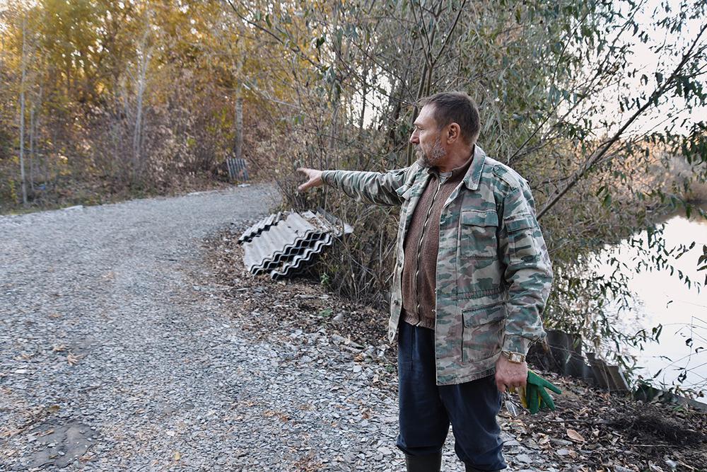 Юрий Дудин показывает дорогу, которую проложил сам. Фото: Анастасия Цицинова, специально для «Новой газеты»