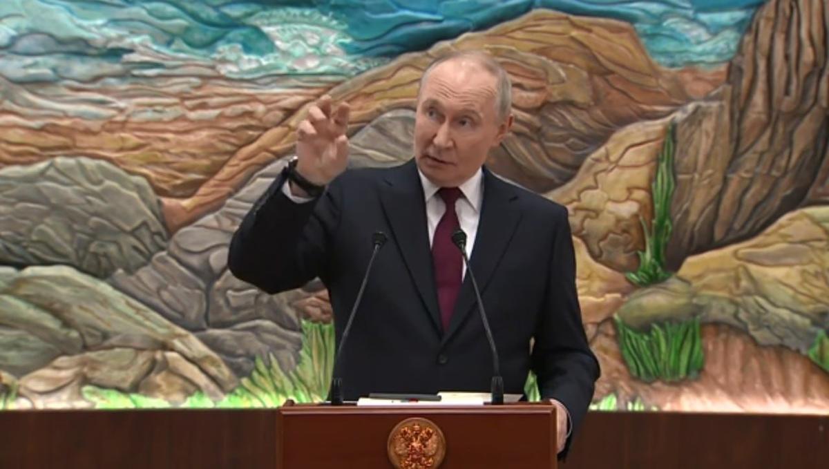 Владимир Путин отвечает на вопросы о положении на украинском фронте. Кадр из официальной трансляции