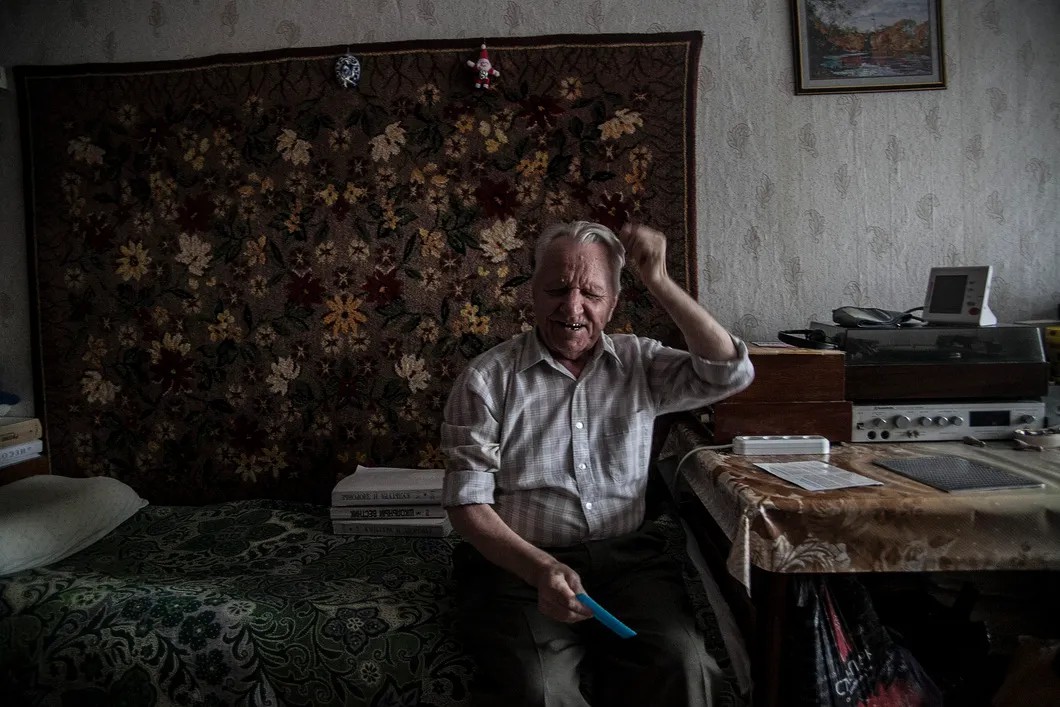 Виктор Сергеевич Верхов вспоминает детство. Он потерял зрение в 6 лет. Фото: Влад Докшин / «Новая»