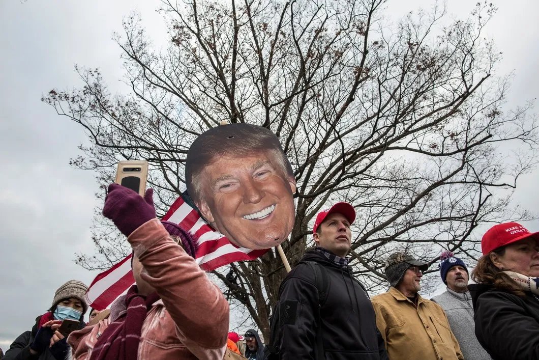Сторонники Дональда Трампа у здания Капитолия, 6 января 2021 года. Фото: LightRocket / Getty Images