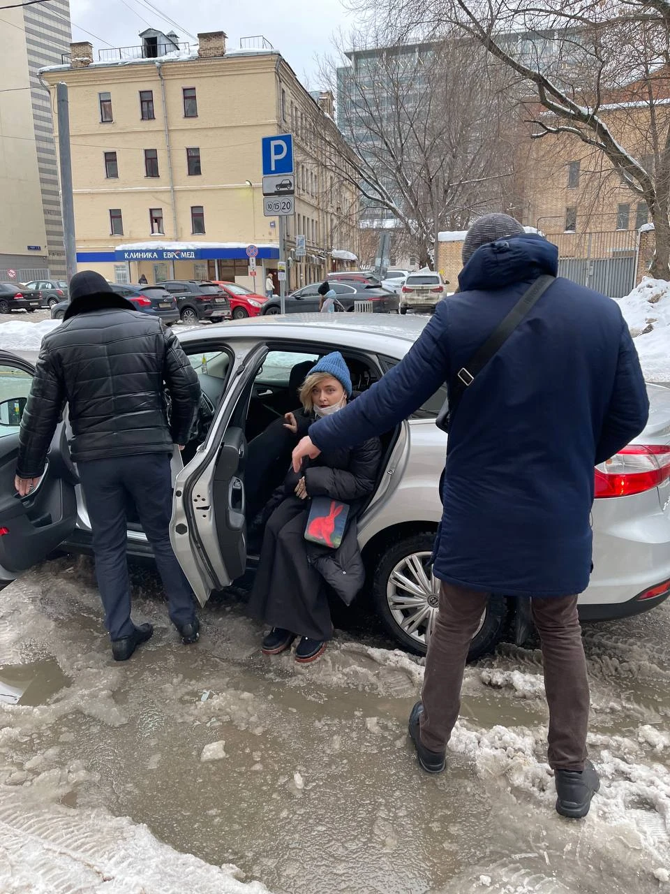 Активистку Дарью Серенко оставили на ночь в московском ОВД по статье о  демонстрации запрещенной символики — Новая газета