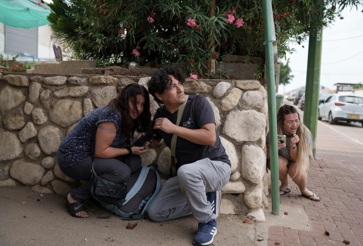 Израильтяне укрываются от ракетного обстрела из сектора Газа в Ашкелоне, Фото: AP / TASS
