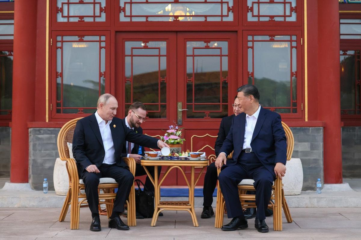 Владимир Путин и Си Цзиньпин во время неформальной встречи в правительственной резиденции «Чжуннаньхай». Фото: Михаил Метцель / POOL / ТАСС