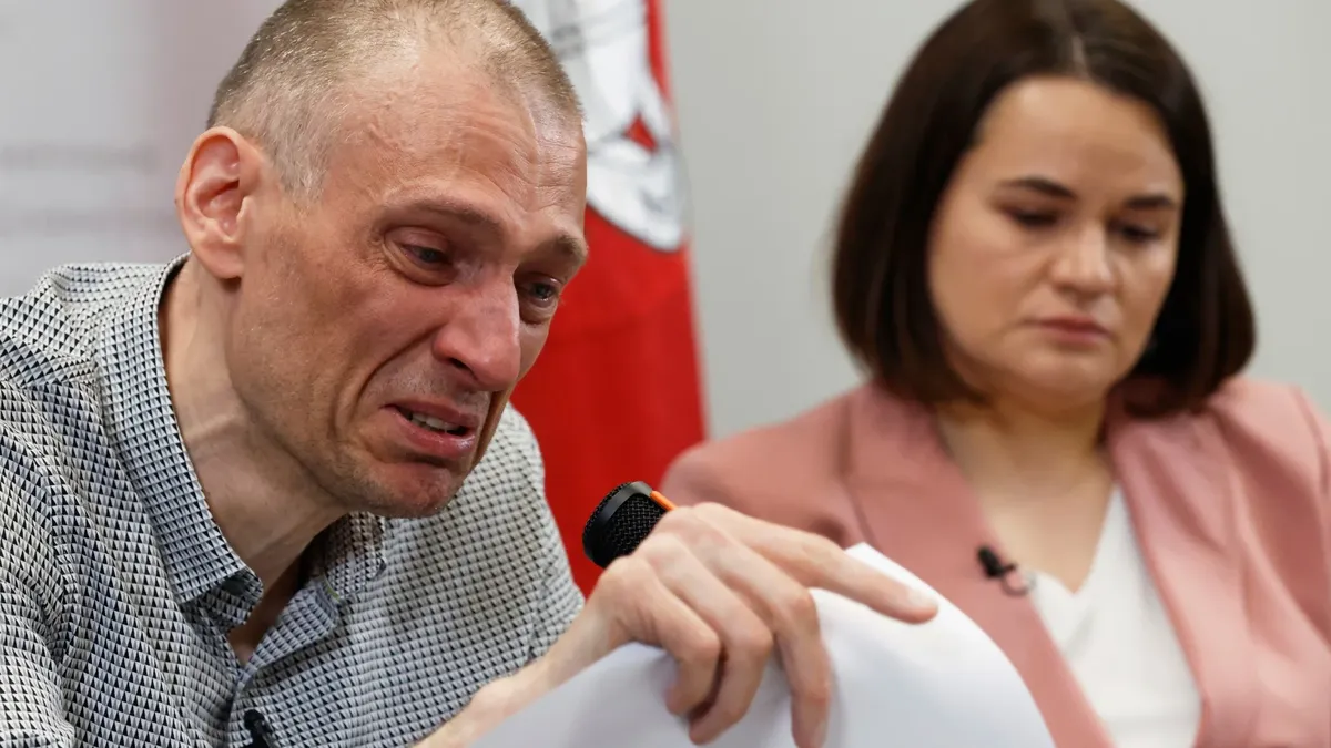 Светлана Тихановская и ее супруг Сергей Тихановский, отпущенный на свободу 21 июня, во время выступления на пресс-конференции. Фот: AP / TASS