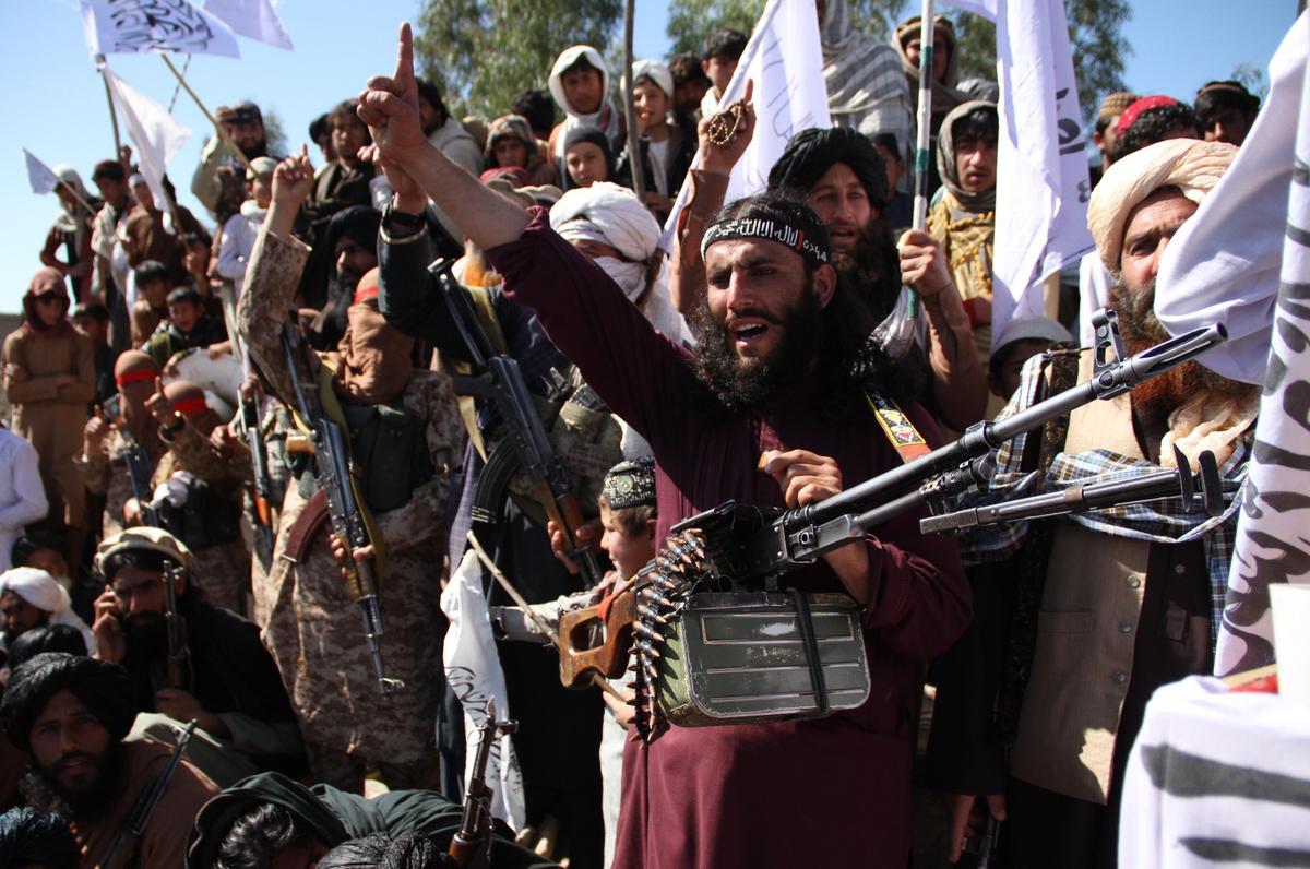 Боевики празднуют подписание между США и движением«Талибан» Дохийского соглашения. 2 марта 2020 года. Фото: Wali Sabawoon / NurPhoto via Getty Images
