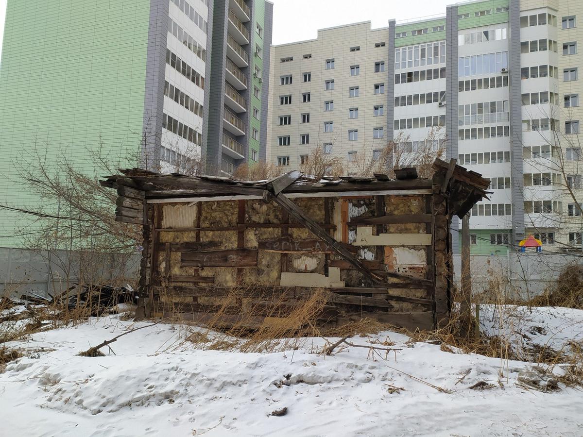 Такое соседство не нравится ни живущим на земле, ни тем, кто в высотках. Фото: Алексей Тарасов / «Новая газета»