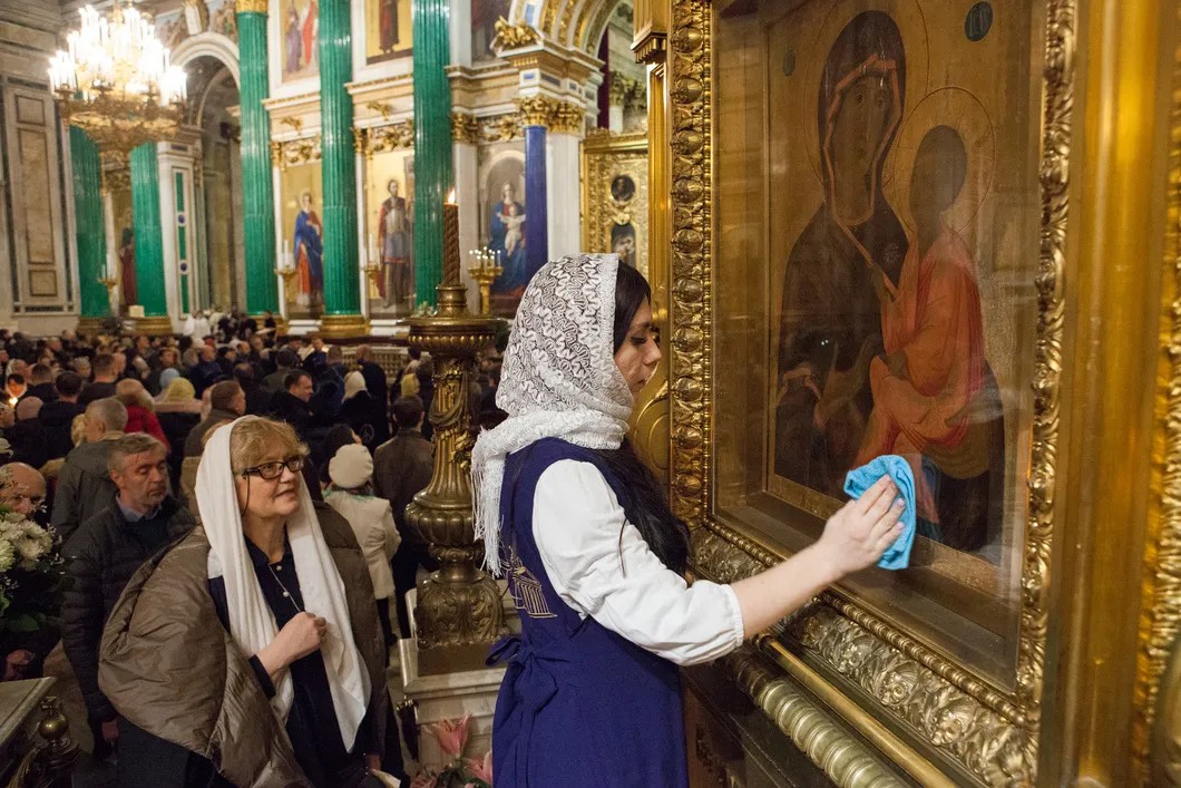 Люди стоят в очереди к иконе Тихвинской Божией Матери. Фото: Елена Лукьянова / «Новая в Петербурге»