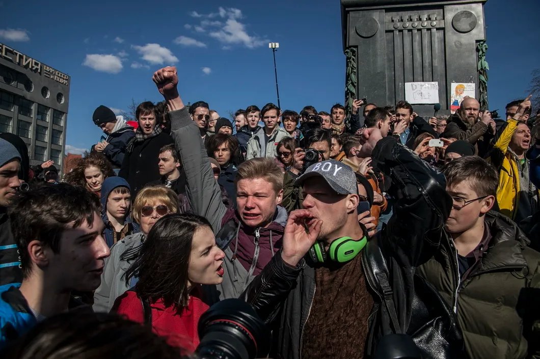 Участники митинга «Он нам не Димон» на Пушкинской площади в Москве перед разгоном. Фото: Влад Докшин / «Новая газета»