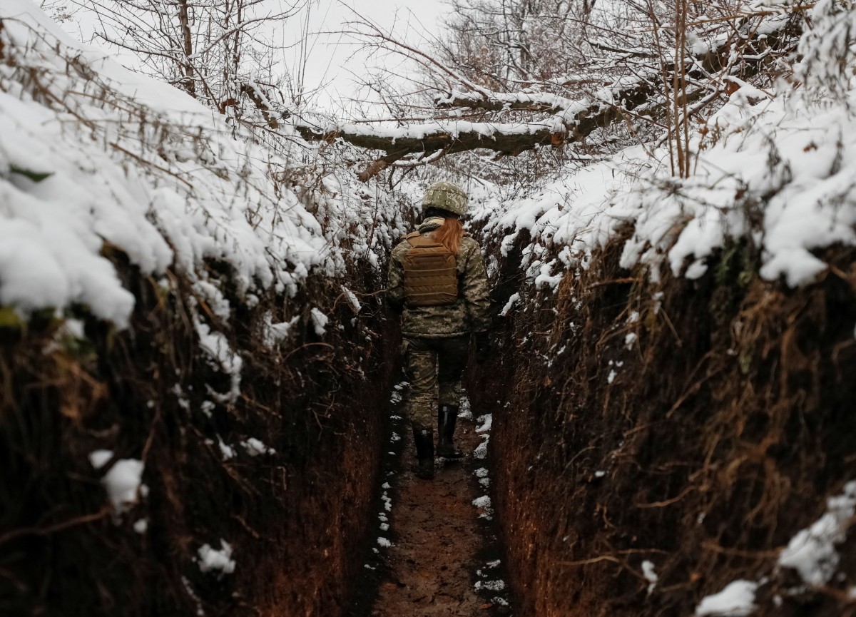 Украинский военнослужащий идет по траншее на границе с Донецкой областью Украины, недалеко от позиций сепаратистов. Фото: REUTERS
