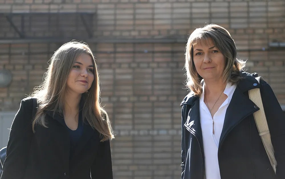 Жена Константина Ярошенко Виктория (справа) и дочь Екатерина во время пресс-конференции в Москве. Фото: Валерий Мельников / РИА Новости