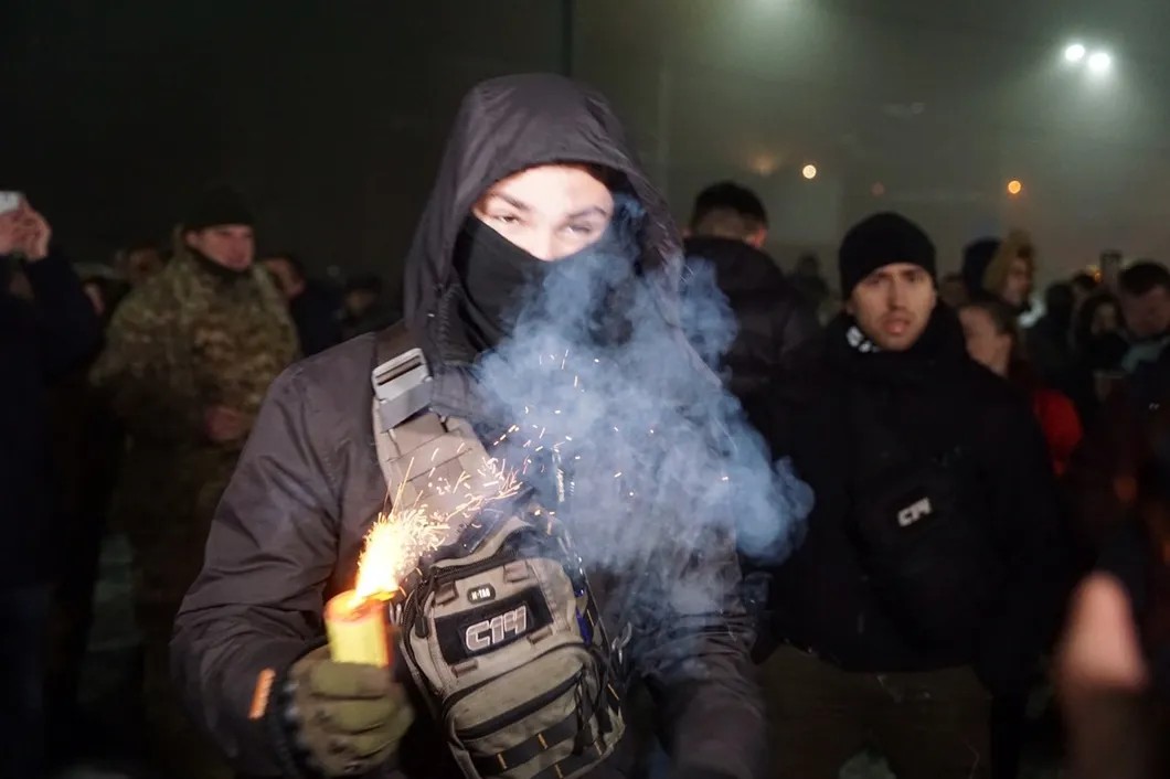 Националисты у ворот российского консульства в Киеве в ночь на понедельник. Фото: Антон Наумлюк, специально для «Новой»