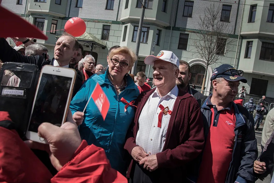 С лидером КПРФ Геннадием Зюгановым (справа). Фото: Виктория Одиссонова / «Новая газета»