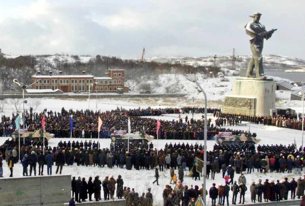 Контейнеры с останками погибших на «Курске» моряков в порту Североморска на траурной церемонии. Фото: Reuters