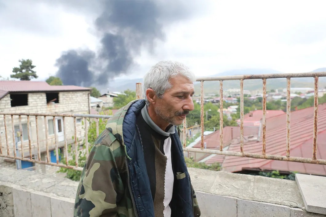 На фоне повреждённой от бомбежки электростанции. Фото Павел Волков, специально для «Новой»