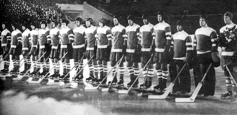 1956 год. Сборная СССР по хоккею, победитель Белой Олимпиады в Кортина-д'Ампеццо. Фото: Википедия