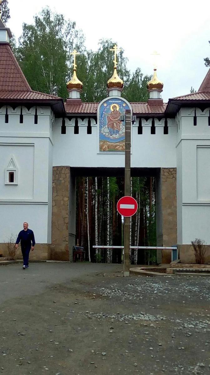 Охрана на въезде в ворота Среднеуральского женского монастыря. Фото: сообщество паломников монастыря / Вконтакте
