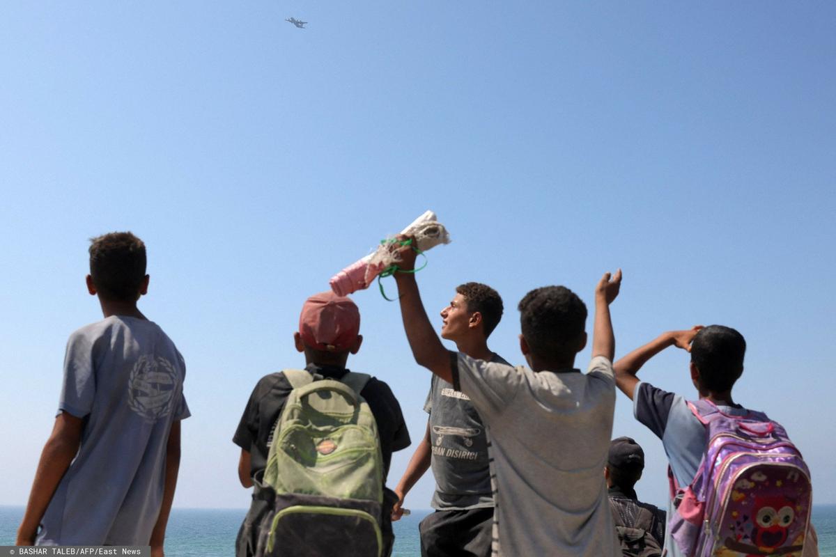 Жители Газы во время сброса гуманитарной помощи с воздуха. Фото: BASHAR TALEB / AFP / East News