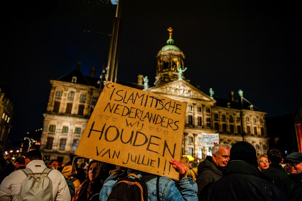Митинг в знак солидарности с мусульманами и иммигрантами после победы ультраправой политической партии PVV Герта Вилдерса на всеобщих выборах. Фото: Zuma \ TASS