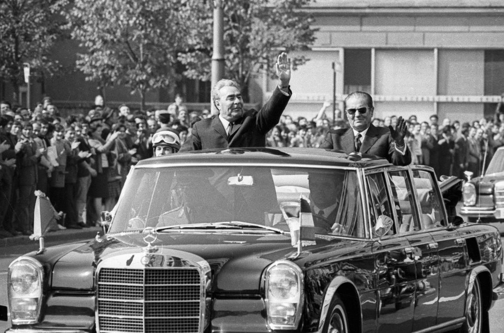 Леонид Брежнев и Иосип Броз Тито приветствуют толпу из салона «Мерседеса». Фото: fotostrana.ru
