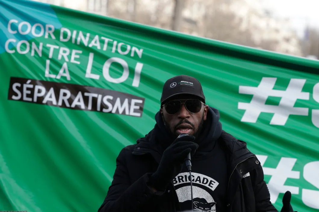 Участник митинга против «Закона о сепаратизме» (рабочее название закона «Об укреплении республиканских ценностей»), Париж, 14 февраля. Фото: EPA