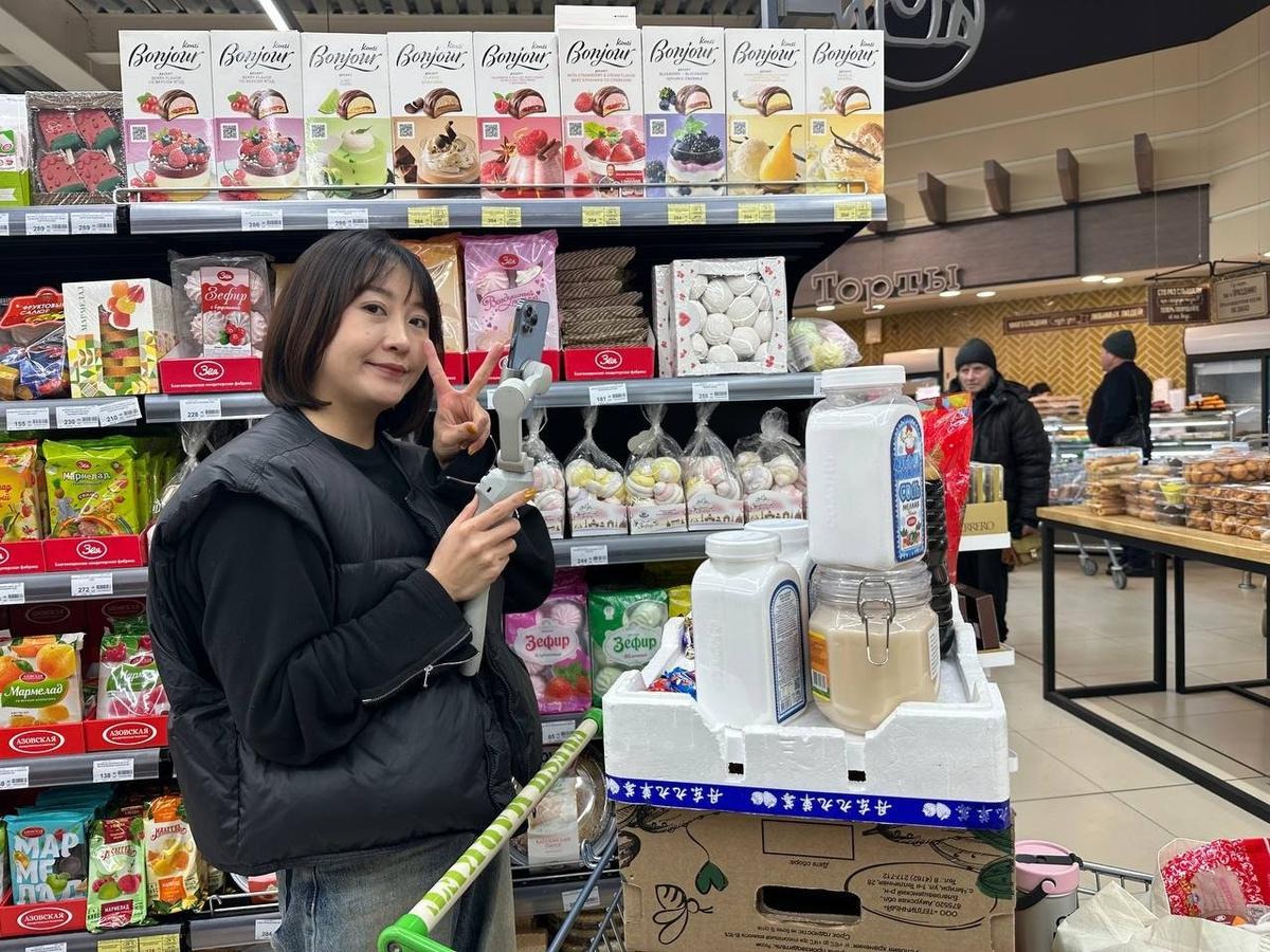 В супермаркете китайские тиктокеры ведут стримы, рекламируя русские товары. Фото: Валерия Федоренко / «Новая газета»