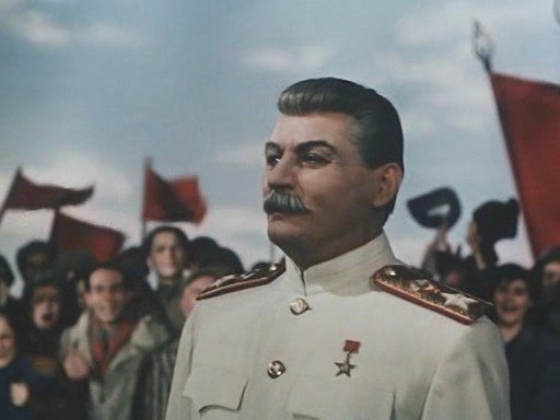 Кадр из фильма «Падение Берлина». Сталин и ликующая толпа