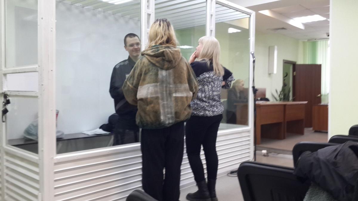 В перерыве судебного заседания Никита общается с тетей и братом. Фото: Архив